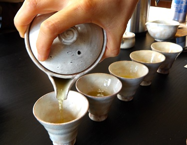 豊かな香りが特徴の朝宮香駿　信楽焼の茶器で