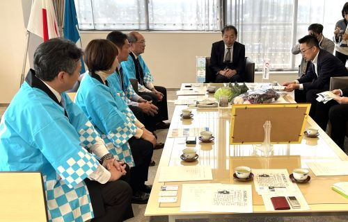 守山市長への選定証受賞報告会での懇談の様子