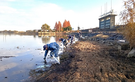 農家との合同湖底ごみ収集の様子