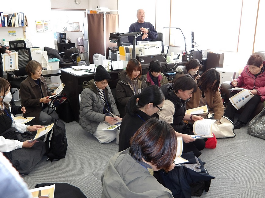 講演内容を真剣な表情で聴きます