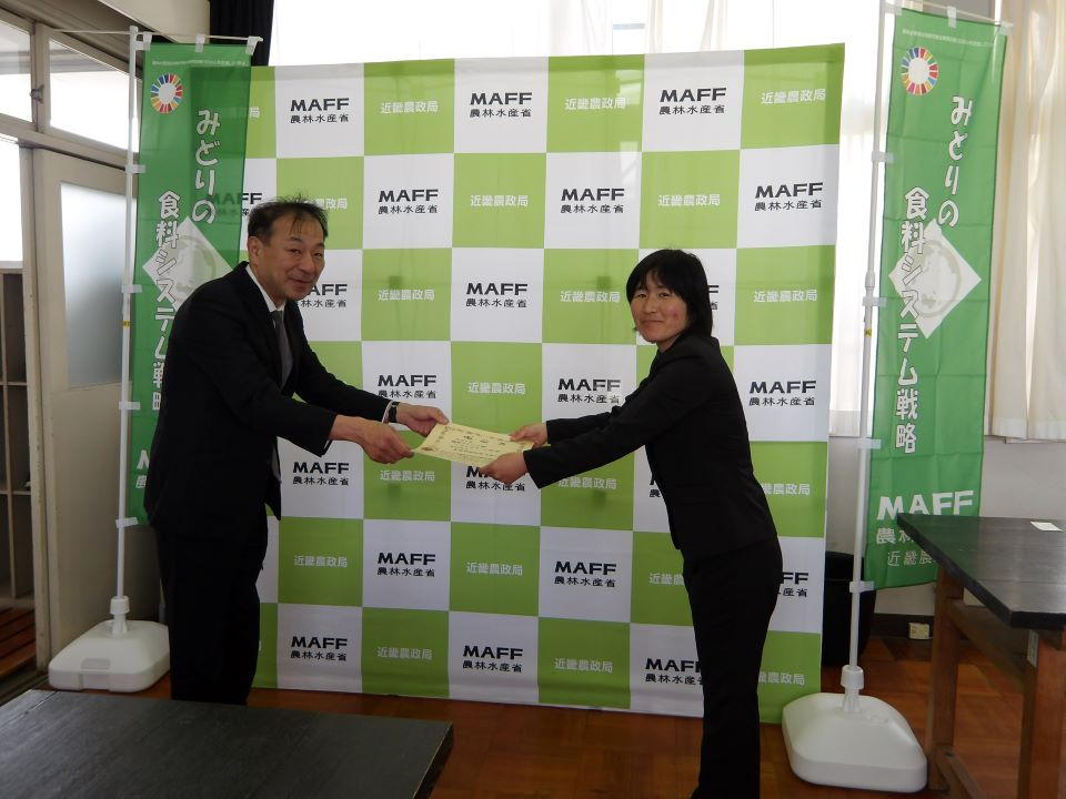 中尾素子先生への賞状授与