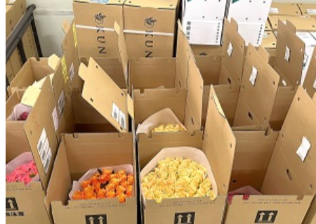 花束で出荷されるバラ