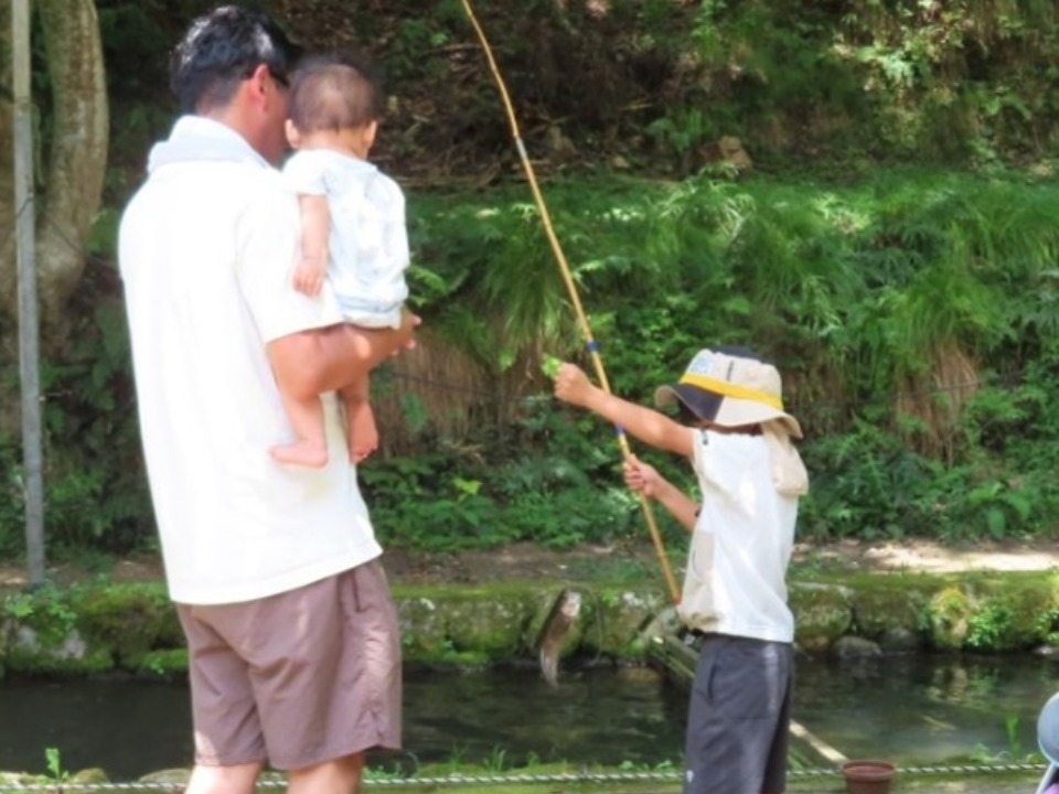 ニジマス釣りを楽しむ親子