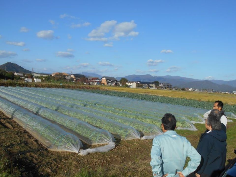 圃場前での意見交換の様子