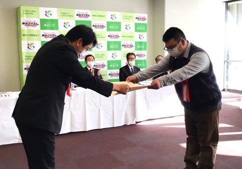 選定証を授与される前川真司さんの画像