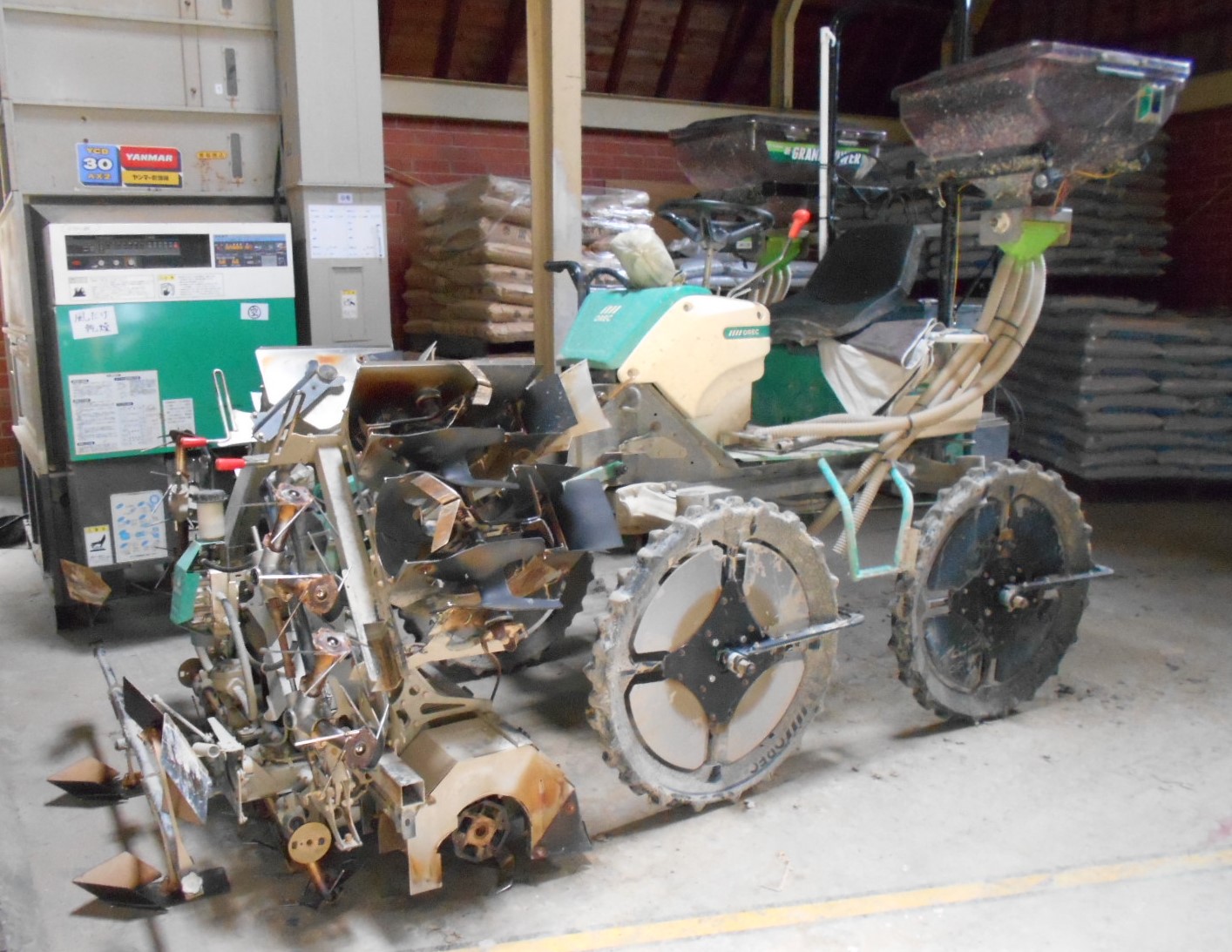 最新式(3代目)の除草機。価格は高いが高効率、省力化が図られているとのこと。