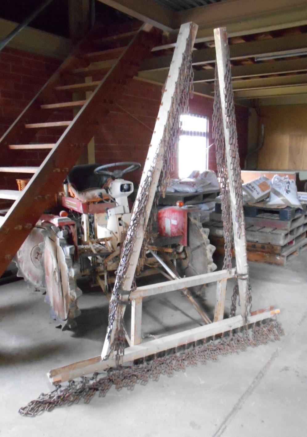 初代の除草機で、チェーンを引き摺り除草するタイプ。田植機を自身でカスタマイズして製作したもの。材料はホームセンターで調達し、かなり簡単な構造ではあるが、効果は絶大であったとのこと。思い立って、一気に(1日で)作り上げたそうです。