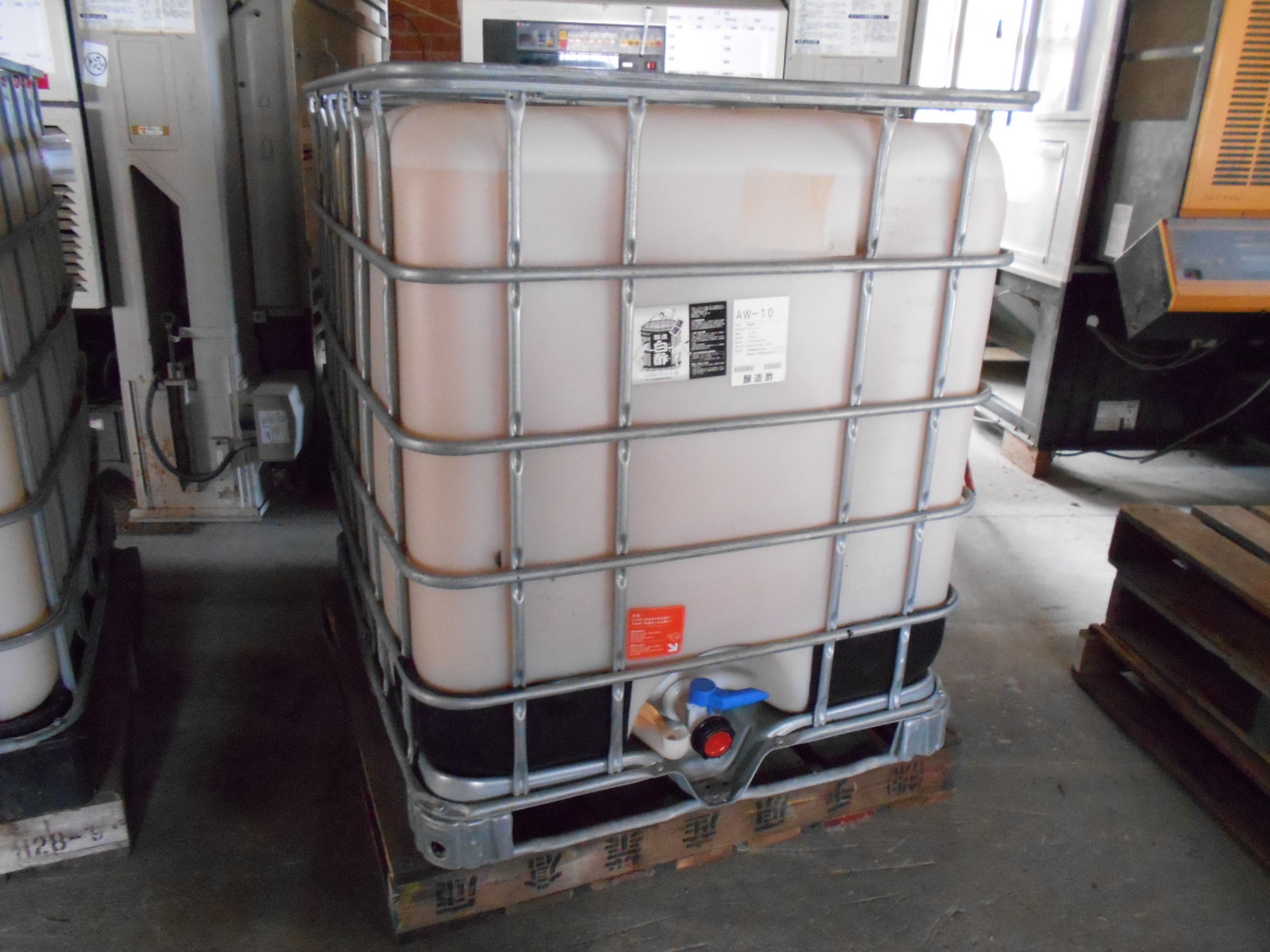 殺菌剤の代わりとしてお酢(酢酸)を殺菌剤の代わりとしてお酢(酢酸)を使用しますが、作付面積が大きいため、使用する量も大容量です。