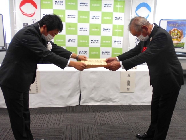 選定証を受け取る堀さん