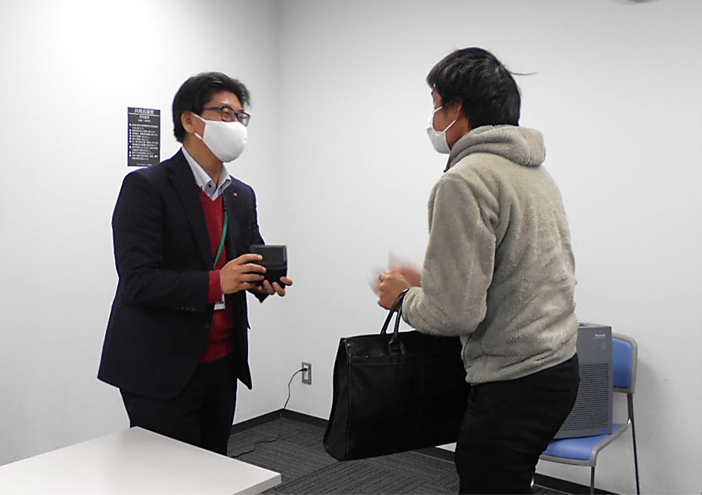 閉会後には名刺交換を行いました。