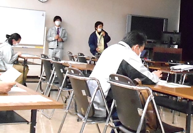 研修会場で発言する参加者