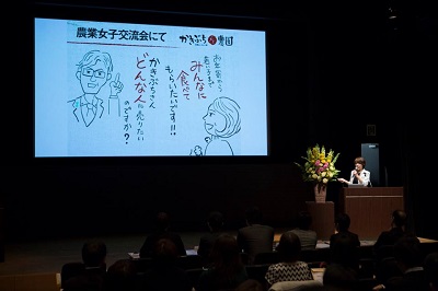 資料をプロジェクターに投影して説明する垣淵さん