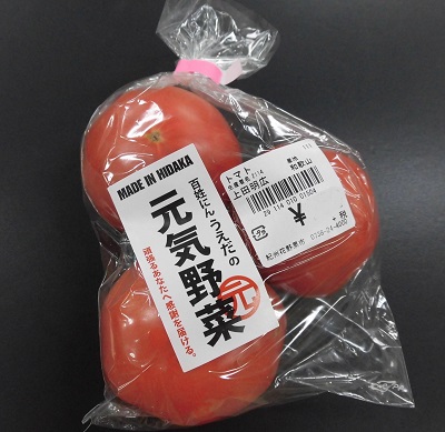 「百姓にん うえだの元気野菜」のラベルが付いたトマト