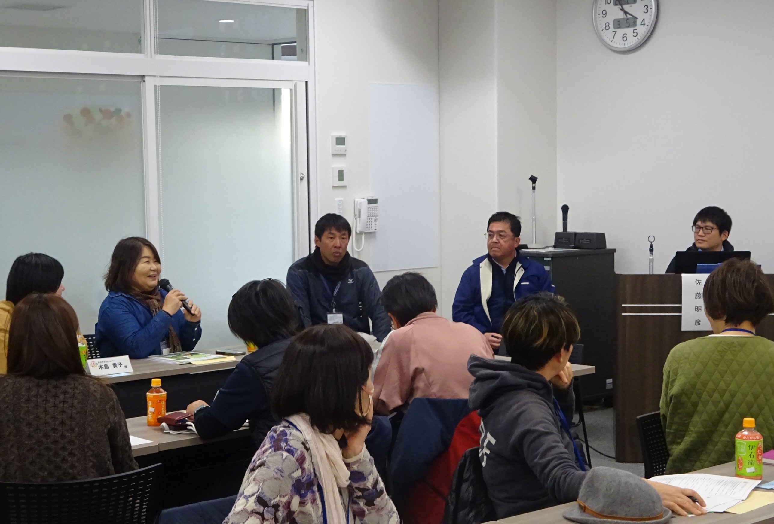 教授等に積極的に質問する様子