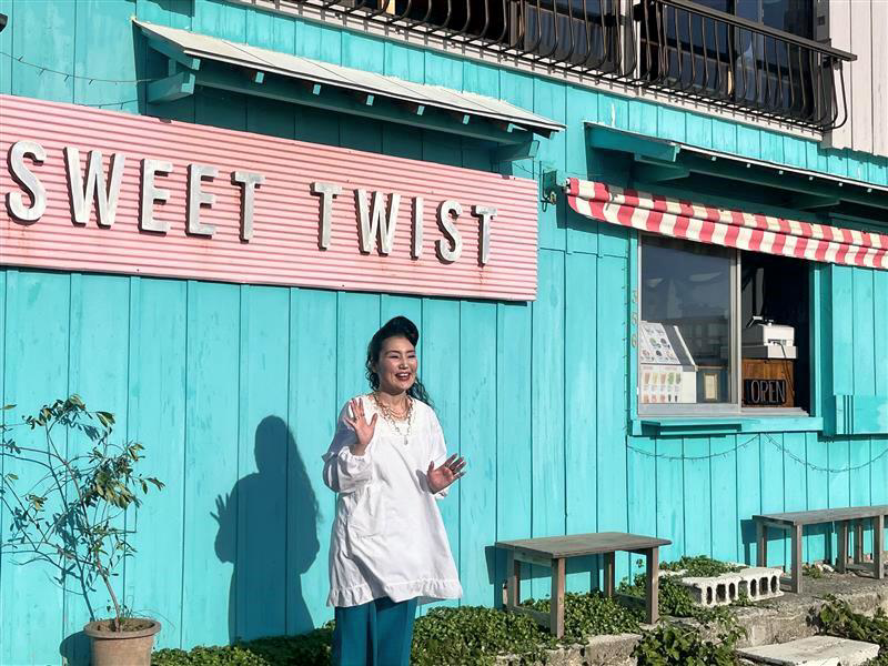 スイートツイスト店舗前で立つオーナーの洲澤優子さん
