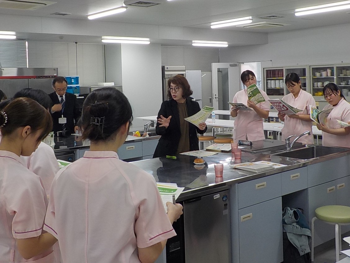 学生へみどり戦略の説明をする農政局職員