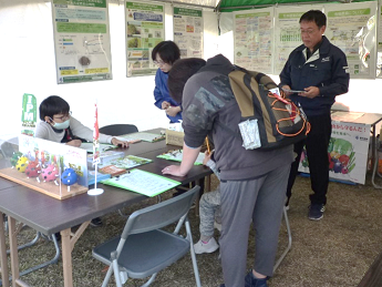 アンケートに回答する親子