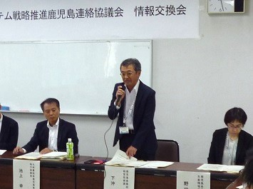 情報提供する県経営技術課下沖主幹