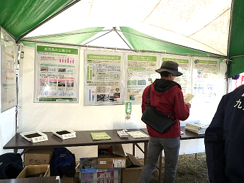 パネル・パンフレットを閲覧する来場者