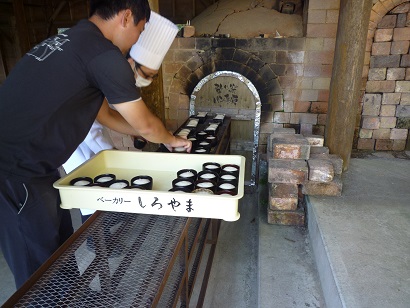 焼き型に入れた生地の窯入れ