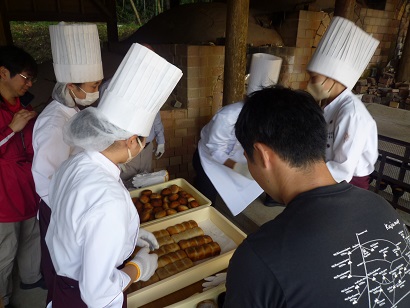 焼き型からトレーへ取り出し