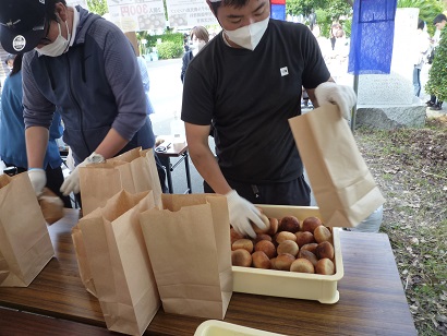 販売用に袋詰めする風景
