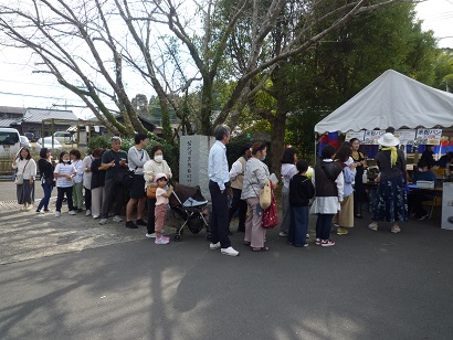 米粉パン購入に並ぶ行列の風景