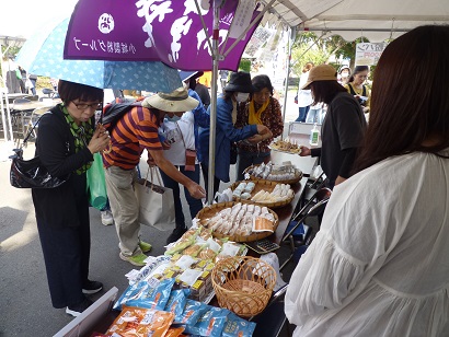 会員菓子店による米粉食品の販売風景