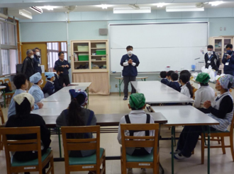 有機農業について児童に説明する湧水町職員