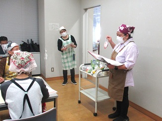 使用する有機農産物の説明風景