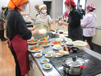 調理の様子(最後の盛り付け)