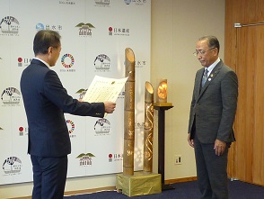 池上地方参事官から出水市長へ交付