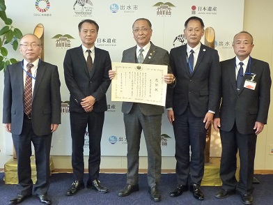 交付式に出席した皆さんと記念撮影