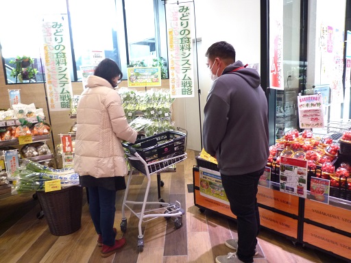 生産者による対面販売風景(山形屋ストアAMU WE店)
