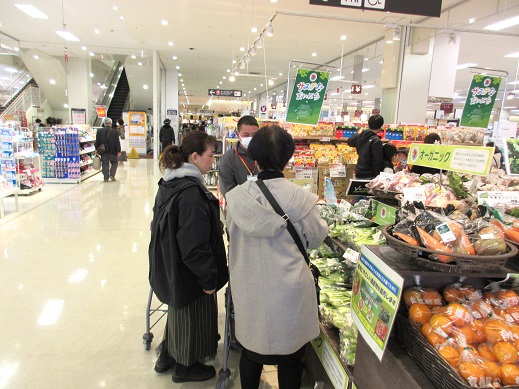 生産者による対面販売風景 (イオンモール鹿児島店)