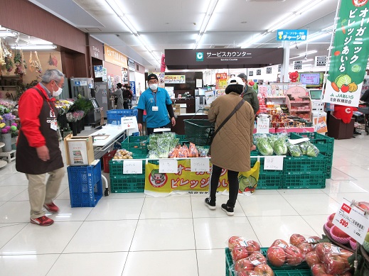生産者による対面販売風景(生協コープかごしま国分店)