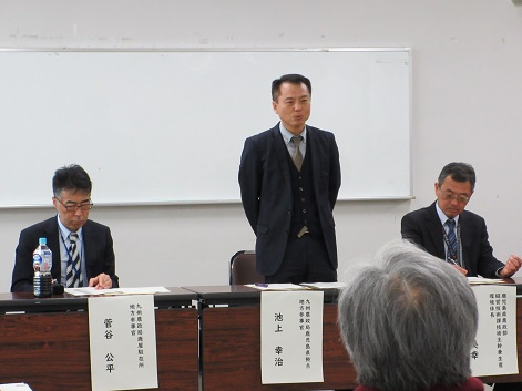 挨拶する池上地方参事官