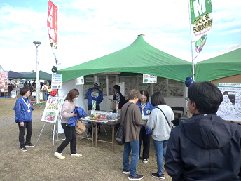 県経営技術課ブースへの来場風景