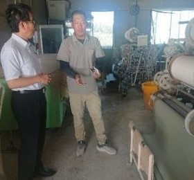 局長と清田さんと畳表織機