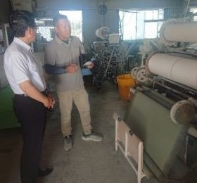 局長と清田さんと畳表織機