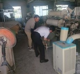 局長と清田さんと畳表織機