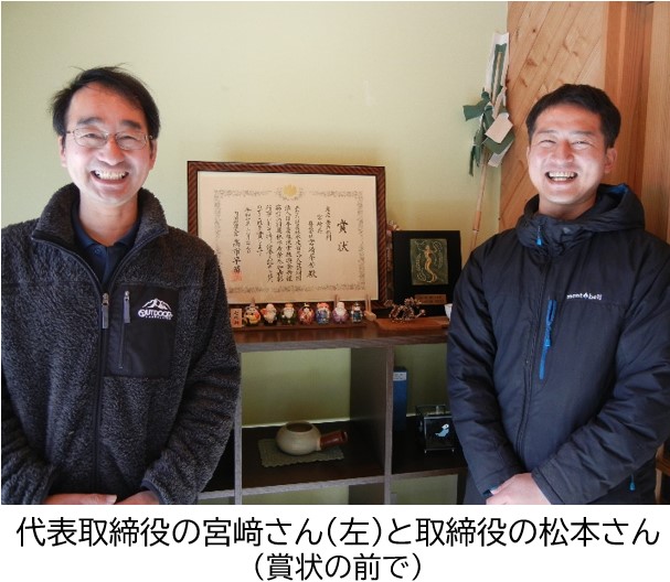 賞状前で　代表2人