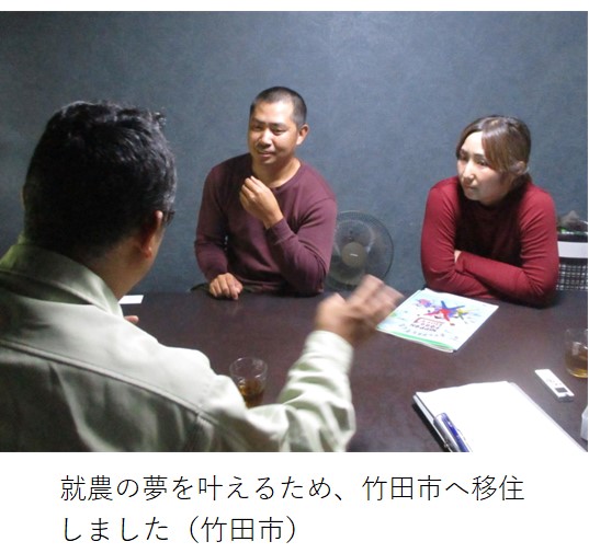 室内で意見交換するご夫妻