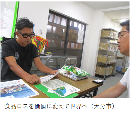 事務室で意見交換する様子