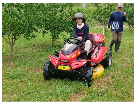 乗用草刈り機で草刈り体験をする参加者