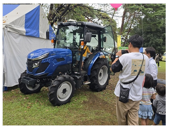 トラクターに乗る子供