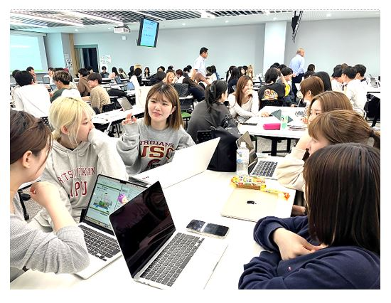 グループディスカッションする学生