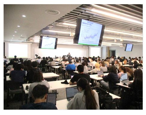 出前授業を聴講する学生