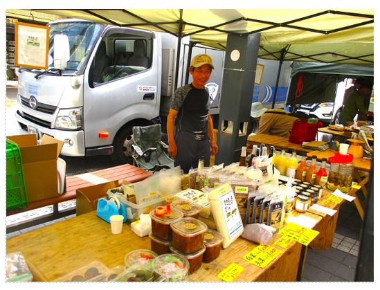 加工品の販売風景(佐藤さんと商品)