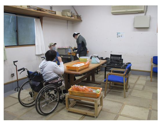 作業する利用者の方々